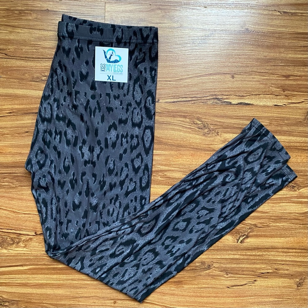 Kiss my Legs Leggings Grey Leopard Size XL  NWT
